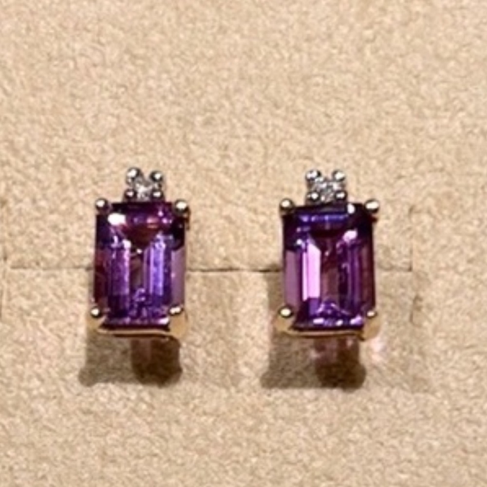 Gorgeous! Never Worn Dainty Amethyst and Diamond Earrings in yellow Gold!